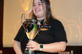 Javiera León recibió el reconocimiento Silver Coder en el torneo de programación femenino más grande de la región